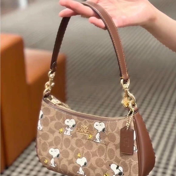 Coach X Peanuts Teri Shoulder Bag In Signature Canvas With Snoopy Print - Picture 4 of 6